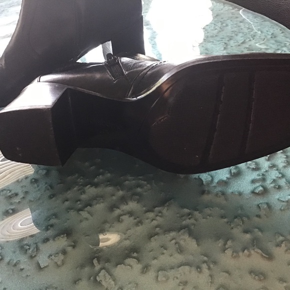 Black ankle boots with side zipper and cubed heel - Picture 4 of 4